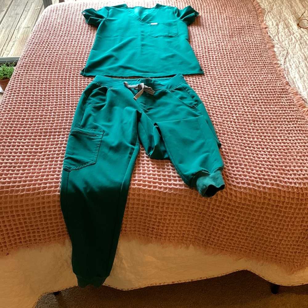 Hunter green figs scrubs katerina top xxs and Zamora joggers xs regular length